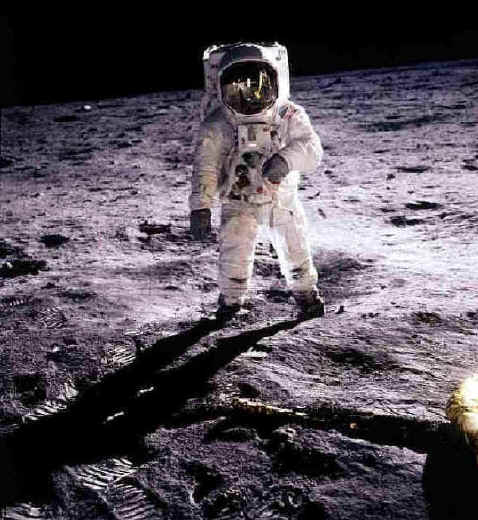 Aldrin ripreso da Armstrong di cui si vede il riflesso nel casco del compagno (fonte NASA - Missione Apollo 11)